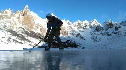 Algunos se animan al hockey sobre hielo en la laguna Toncek