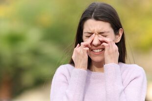 Algunos síntomas de la alergia son: picazón en los ojos, oídos, nariz y garganta, estornudos, tos, secreción nasal, ojos llorosos, sibilancias o silbidos leves al respirar, goteo posnasal y sarpullidos en la piel o urticaria
