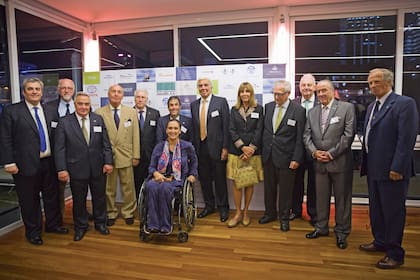 Algunos socios fundadores y miembros del comité: Marcelo Godoy, Horacio Ezcurra, Carlos López, Jorge Canoura, Jorge San Martino, Matías Paillot, Germán Frers, Luisa Miguens, Román Frondizzi, Martín Jebsen, Diego Leivas y Pablo Cernadas. Adelante, Gabriela Michetti. FOTO: JUAN RONCORONI