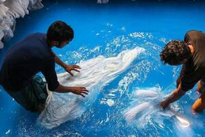 Algunos tintes textiles todavía se hacen a mano.