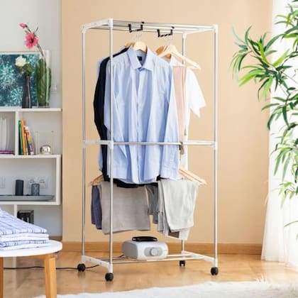 Algunos tipos de secadoras portátiles se ubican debajo del perchero y desprenden aire caliente