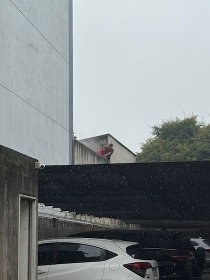 Algunos trabajadores se refugiaron en la terraza para evitar ser alcanzados por el fuego