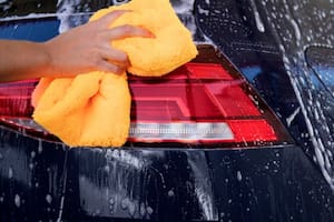 Cinco consejos de limpieza para mantener tu auto brillante sin gastar de más