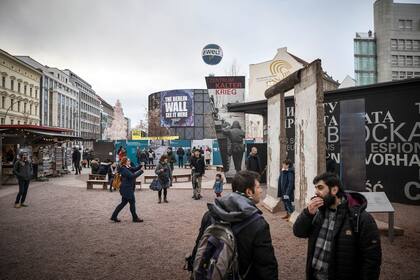 Algunos turistas toman fotografías frente a restos del Muro de Berlín, en diciembre del año pasado