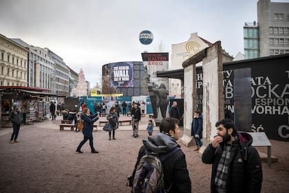 Algunos turistas toman fotografías frente a restos del Muro de Berlín, en diciembre del año pasado