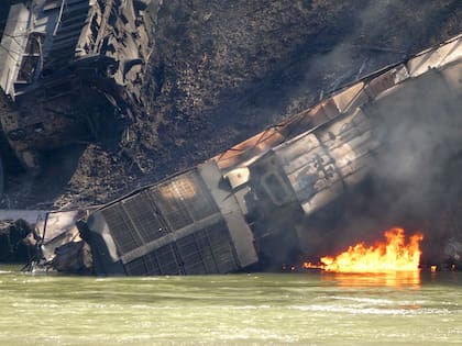 Algunos vagones del tren cayeron en el New River