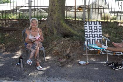 Algunos vecinos, como Laura, se agruparon en las plazas buscando sombra y alivio