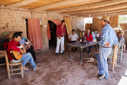 Algunos vecinos de la comunidad huarpe de San José, Mendoza, aprovecharon la jornada para cantar y escuchar tonadas en la casa de Aldo González