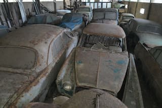 Entraron a un galpón abandonado, encontraron una colección de autos invaluables, pero un detalle les llamó la atención