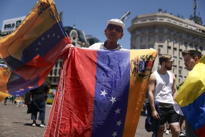 Algunos venezolanos vendían banderas para que todos pudieran celebrar en el Obelisco
