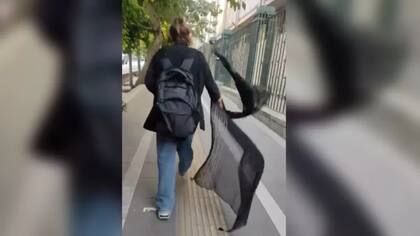 Algunos videos muestran a las mujeres quitándose el pañuelo de la cabeza en la calle.