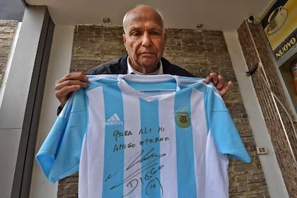 Ali Bennaceur con la camiseta que le regaló Maradona en 2015, cuando se reencontraron en Túnez