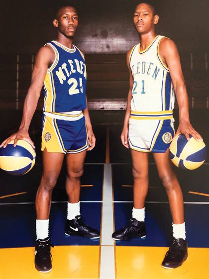Ali (izquierda) jugó al básquet en un equipo itinerante con el miembro de la NBA Jason Kidd. “Yo era armador de reserva”, dice. “Él obviamente era el titular.”