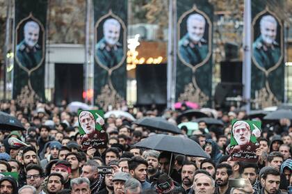 Ali Khamenei pronunció una oración ante el féretro del militar.