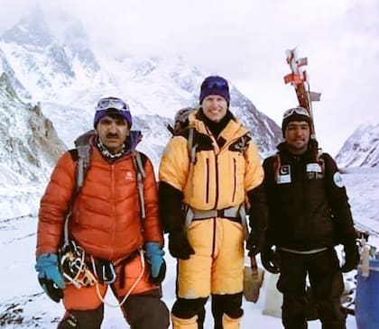 Ali Sadpara junto a John Snorri -los otros fallecidos en el K2 junto a Juan Pablo- y a la derecha el hijo de Ali, Sajid