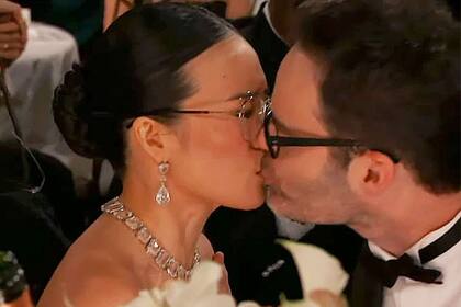 Ali Wong y Bill Hader confirmaron su relación con un beso en los Globos de Oro 2024
