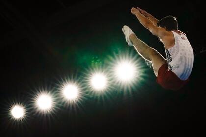 Aliaksei Shostak, de Estados Unidos, compite en el clasificatorio de gimnasia de trampolín masculino