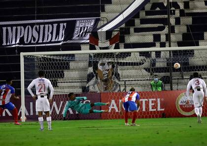 Uno de los penales de José Rivas con los que Estudiantes, de Mérida, impidió que Alianza Lima cortara la seguidilla de partidos sin triunfos: con 22, el equipo peruano marcó el récord de la historia de la Copa Libertadores.