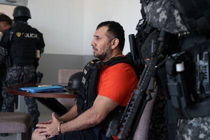 Alias "Fito", durante el proceso de extradición, en una fotografía que difundió el presidente ecuatoriano Daniel Noboa