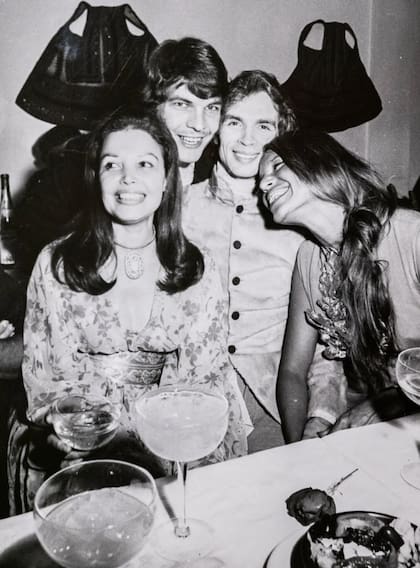 Alice con el bailarín Rudolf Nureyev, segundo desde la derecha, en 1972. Con el tiempo, Alice se convirtió en una de las agentes más poderosas de Nueva York: la persona a la que llamabas si no conseguías pasar de la junta