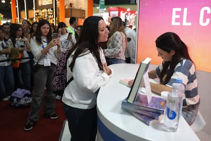 Alice Kellen firmó ejemplares en el stand de Planeta hasta la medianoche, cuando ya había cerrado la Feria