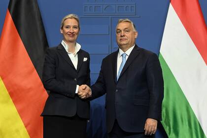 Alice Weidel, candidata a canciller del partido Alternativa para Alemania (AfD), y el primer ministro húngaro, Viktor Orbán, durante una conferencia de prensa en Budapest, Hungría, el miércoles 12 de febrero de 2025. (Szilard Koszticsak/MTI vía AP)