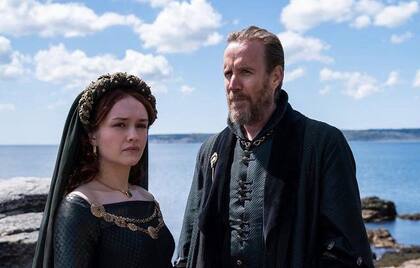 Alicent Hightower y Otto Hightower, en una de las escenas del rodaje de House of the Dragon, el primero de los spinoffs de Game of Thrones que se verá en 2022