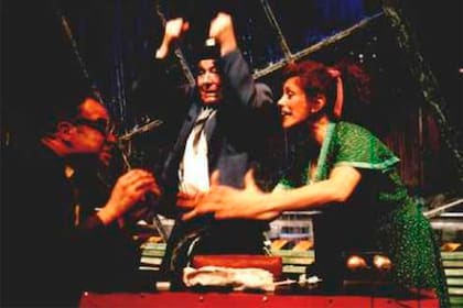 Zanca junto a Jorge Suárez y Ulises Dumont, en la puesta de Rápido nocturno (1998)