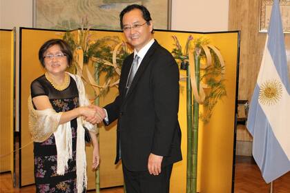 Alicia Terada, descendiente de japoneses, junto al embajador Takahiro Nakamae