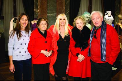 Alicia Agote de Noorthoorn y Elizabeth Boote, de la Asociación de Amigos del Museo Nacional de Arte Decorativo, con Susana y Horace Lannes