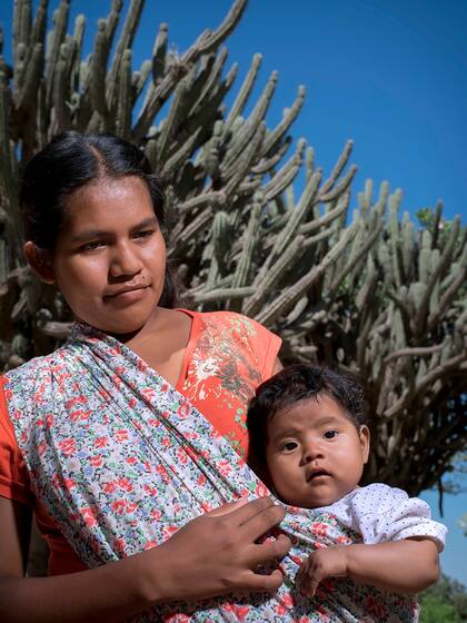 Alicia Arias, integrante de la comunidad wichi de Chañar, retratada junto a su hija Belén