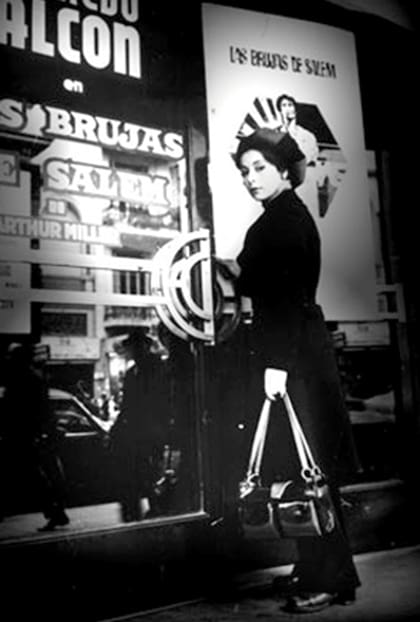 Alicia Bruzzo en 1972, llegando al teatro Blanca Podestá, donde protagonizaba junto a Alfredo Alcón Las Brujas de Salem