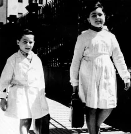 Alicia Bruzzo junto a su hermano, en la puerta del Instituto Bernasconi, en el que cursó sus estudios primarios