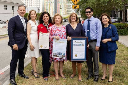 Alicia con su equipo de trabajo
