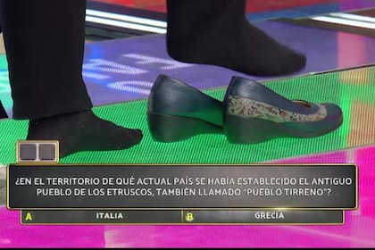Alicia continuó en juego con sus zapatos (Captura video)