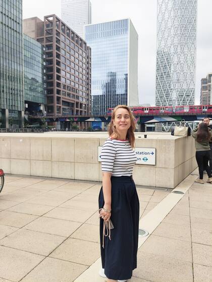 Al fondo, a línea DLR (Docklands Light Railway), el tren que "se maneja solo".