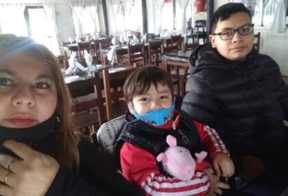 Alicia juntos a sus dos hijos varones: Osvaldo (17) y Gabriel (5).