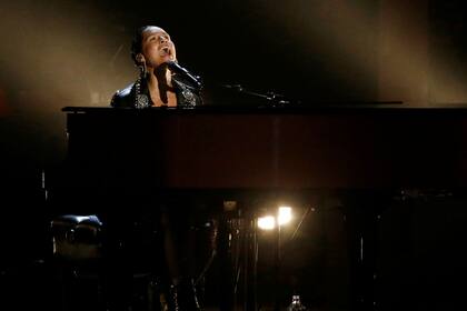 Alicia Keys cantando en el homenaje a Aretha Franklin