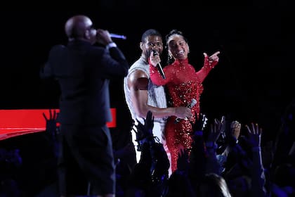 Alicia Keys junto a Usher en el show del Super Bowl 2024