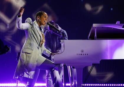 Alicia Keys se presenta en los Billboard Music Awards, el jueves 20 de mayo de 2021, en el Microsoft Theatre de Los Ángeles. La entrega de premios se transmite el 23 de mayo con segmentos en vivo y pregrabados. (Foto AP / Chris Pizzello)