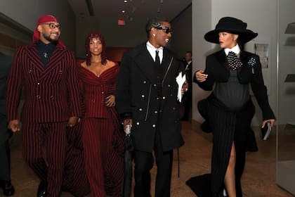 Alicia Keys y Swizz Beatz se
lucieron con un look a rayas
rojas perfectamente
coordinado de
Moncler. Rihanna, a
quien vemos junto
a su pareja A$AP
Rocky, confirmó su
tercer embarazo con
una creación de Marc
Jacobs: chaqueta
torera, falda larga
voluminosa con
estampado de
rayas diplomáticas
y gran tajo,
corbata de satén
con lunares
y sombrero.