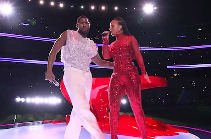 Alicia Keys y Usher, en el medio tiempo del Super Bowl