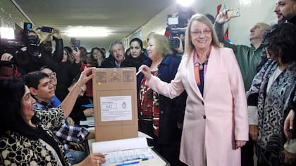 Alicia Kirchner emitió su voto en la Escuela N° 11 ''''Revolución de Mayo'''' de Rio Gallegos.