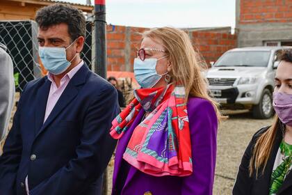Alicia Kirchner junto a Gustavo González, candidato a diputado nacional por el Frente de Todos durante la inauguración de una red de gas en un barrio de Río Gallegos.