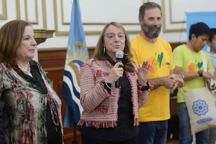 Alicia Kirchner y el cura Juan Carlos Molina, durante una visita de la entonces gobernadora a la Fundación Valdocco