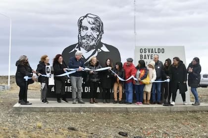 Alicia Kirchner y Esteban Bayer durante la inauguración del monumento en marzo dl 2023.-