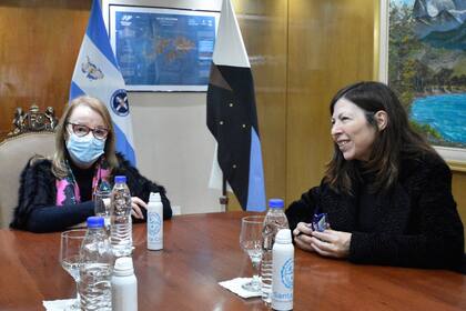 Alicia Kirchner y Silvina Batakis, hoy, en Santa Cruz, en el último día de gestión de la ministra de Economía