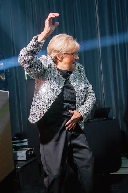 Alicia, la abuela materna de Cale, se lució en la pista de
baile. La ex profesora de danza– que en 2021 brilló en el certamen de “Bailando por un sueño”– intercambió unos pasos con
los recién casados