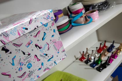 Alicia la creadora y propietaria de la marca de zapatos de tango, "Comme II Faut" en su local de Recoleta.