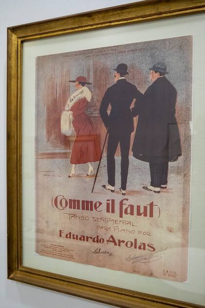 Alicia la creadora y propietaria de la marca de zapatos de tango, "Comme II Faut" en su local de Recoleta.